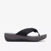 Arla Glison Flip-Flops für Damen in Schwarz aus Fabriccloudsteppers™ Arla Glison Flip-Flops für Damen in Schwarz aus Fabriccloudsteppers™