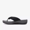 Arla Glison Flip-Flops für Damen in Schwarz aus Fabriccloudsteppers™ Arla Glison Flip-Flops für Damen in Schwarz aus Fabriccloudsteppers™