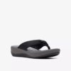 Arla Glison Flip-Flops für Damen in Schwarz aus Fabriccloudsteppers™ Arla Glison Flip-Flops für Damen in Schwarz aus Fabriccloudsteppers™