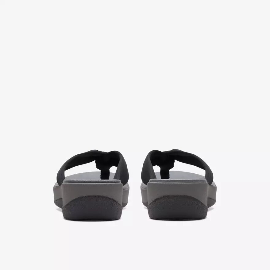 Arla Glison Flip-Flops für Damen in Schwarz aus Fabriccloudsteppers™ Arla Glison Flip-Flops für Damen in Schwarz aus Fabriccloudsteppers™