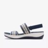 Arla Stroll Damen-Sandalen in Navy und Multicolor aus der Cloudsteppers™-Kollektion Arla Stroll Damen-Sandalen in Navy und Multicolor aus der Cloudsteppers™-Kollektion