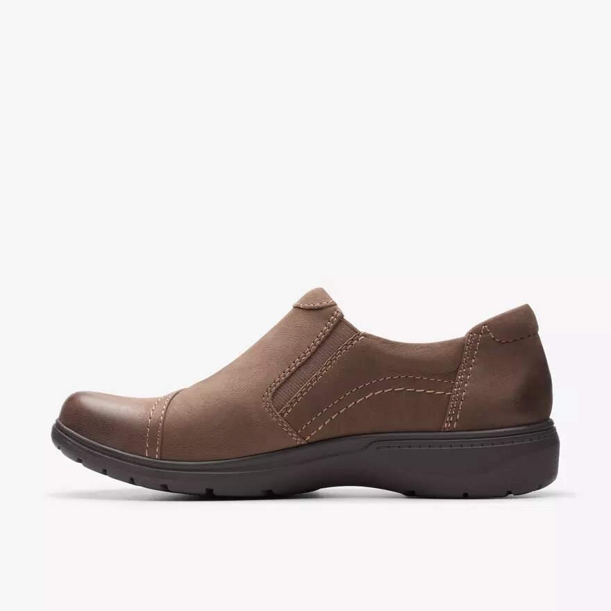 Carleigh Ray Taupe Nubuk-Slip-Ons für Damen Carleigh Ray Taupe Nubuk-Slip-Ons für Damen