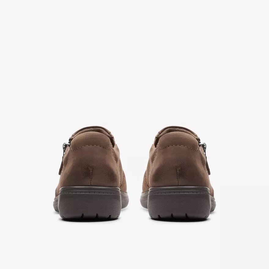 Carleigh Ray Taupe Nubuk-Slip-Ons für Damen Carleigh Ray Taupe Nubuk-Slip-Ons für Damen