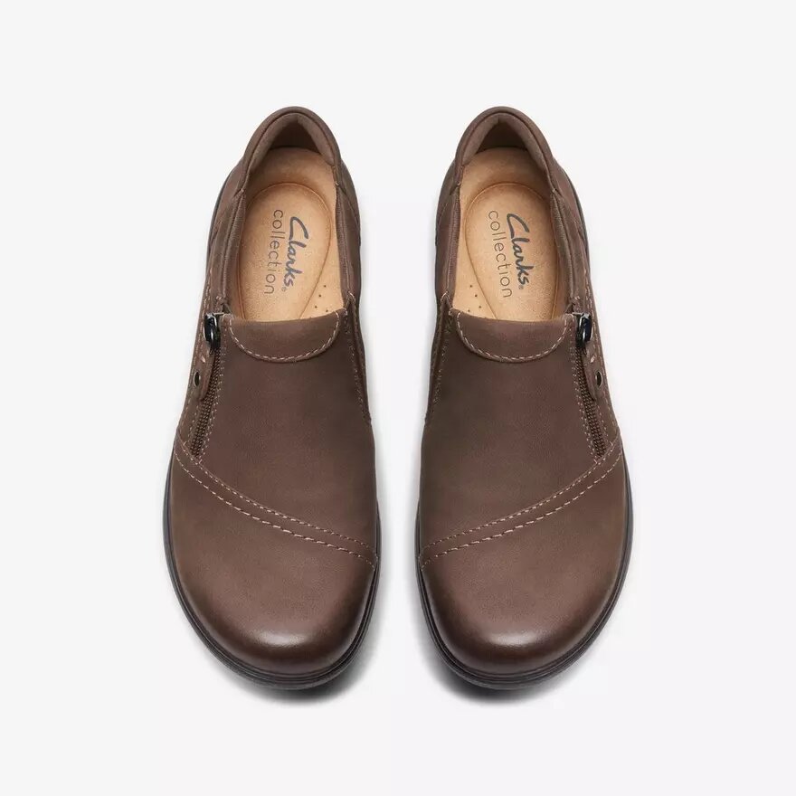 Carleigh Ray Taupe Nubuk-Slip-Ons für Damen Carleigh Ray Taupe Nubuk-Slip-Ons für Damen