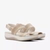 Damen-Keilabsatzsandalen „Arla Stroll“ in Beige aus der Cloudsteppers™-Kollektion Damen-Keilabsatzsandalen „Arla Stroll“ in Beige aus der Cloudsteppers™-Kollektion