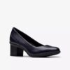 Damen-Pumps „Shaya Poppy“ aus marineblauem Leder Damen-Pumps „Shaya Poppy“ aus marineblauem Leder