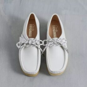 Damen-Wallabee aus weißem genarbtem Leder