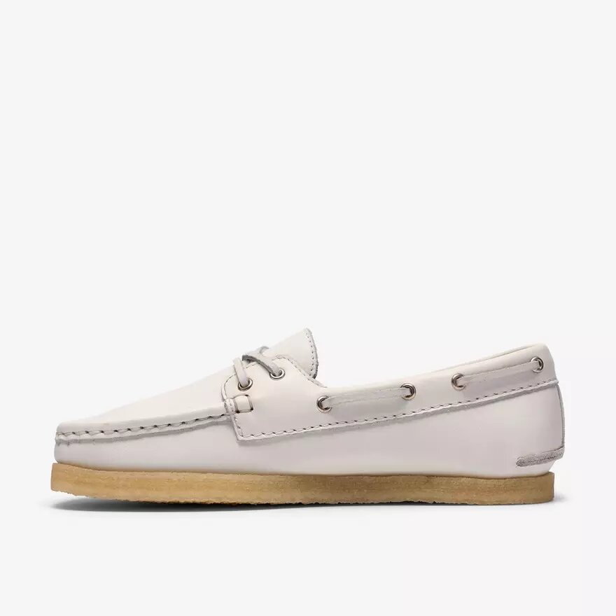 Godney Boat Damenschuhe aus weißem genarbtem Leder Godney Boat Damenschuhe aus weißem genarbtem Leder