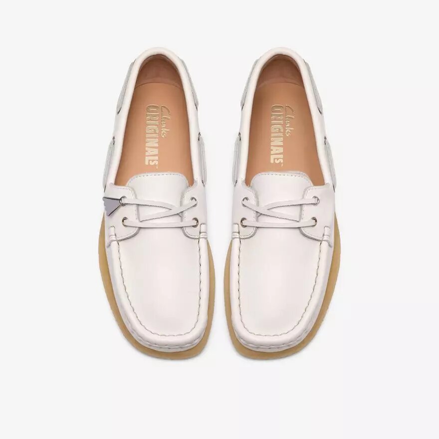 Godney Boat Damenschuhe aus weißem genarbtem Leder Godney Boat Damenschuhe aus weißem genarbtem Leder