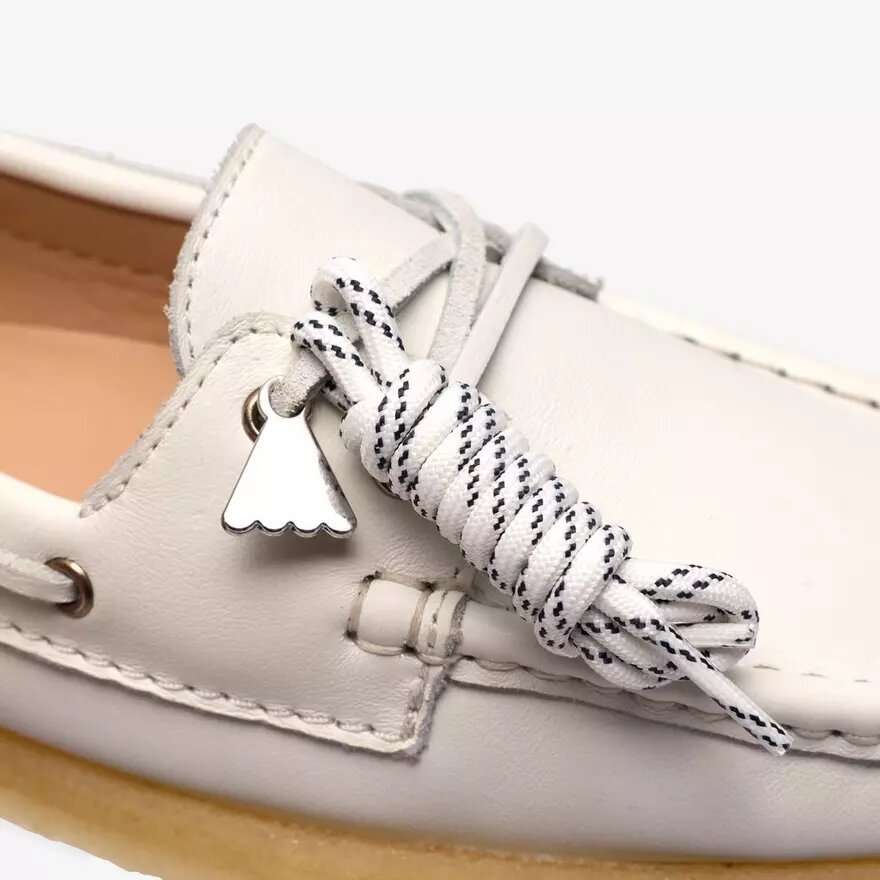 Godney Boat Damenschuhe aus weißem genarbtem Leder Godney Boat Damenschuhe aus weißem genarbtem Leder