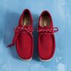 Herren-Wallabee aus tiefrotem Wildleder Herren-Wallabee aus tiefrotem Wildleder