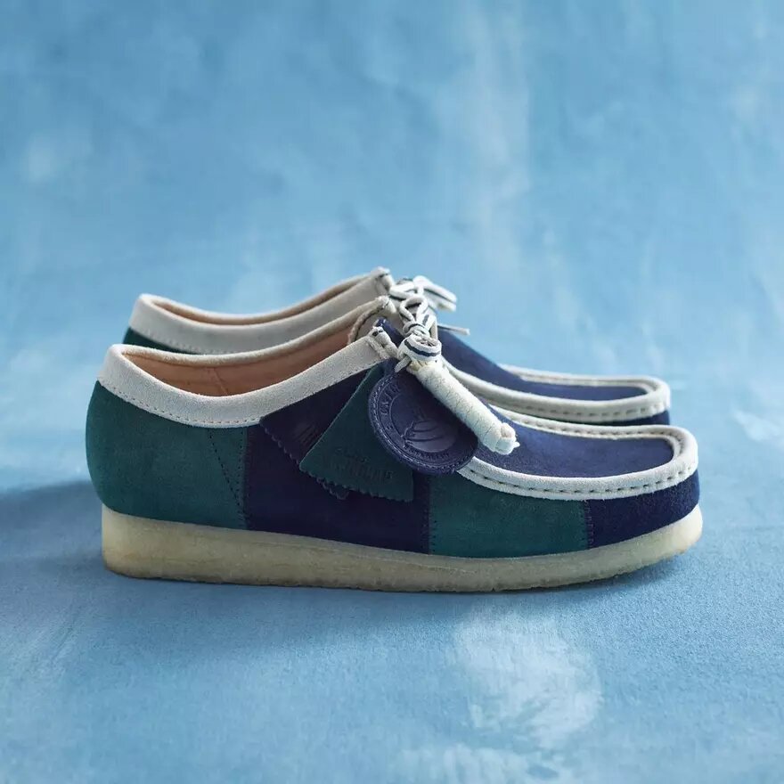 Herren-Wallabee mit blau-grünem Streifen Herren-Wallabee mit blau-grünem Streifen