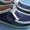 Herren-Wallabee mit blau-grünem Streifen Herren-Wallabee mit blau-grünem Streifen