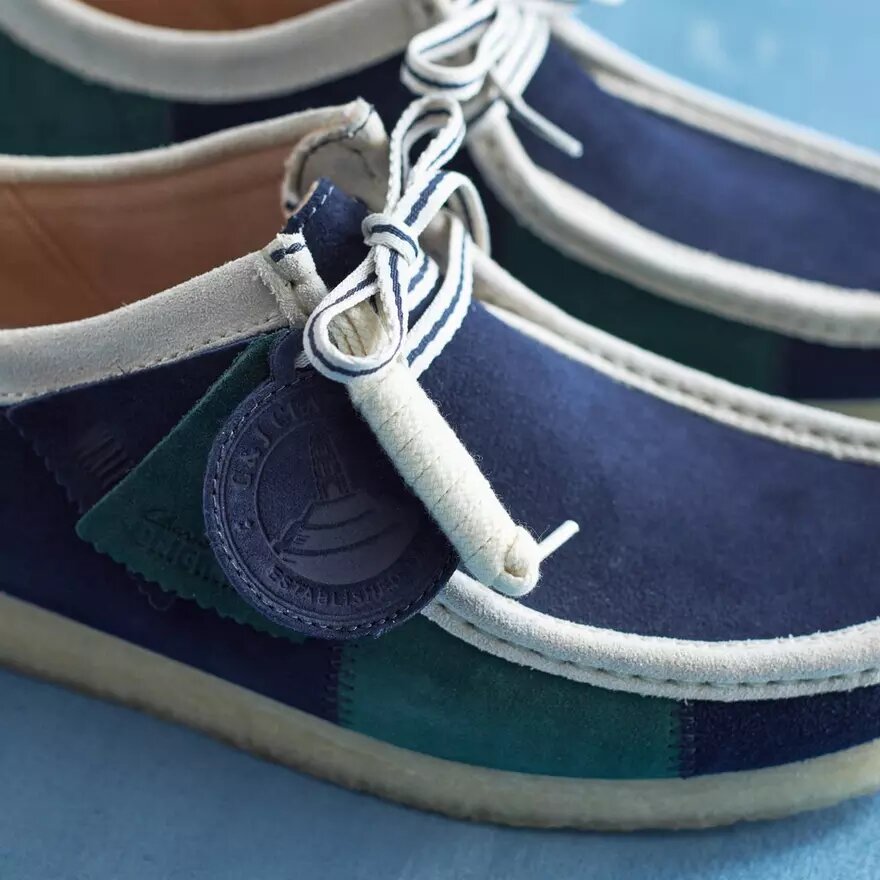 Herren-Wallabee mit blau-grünem Streifen Herren-Wallabee mit blau-grünem Streifen