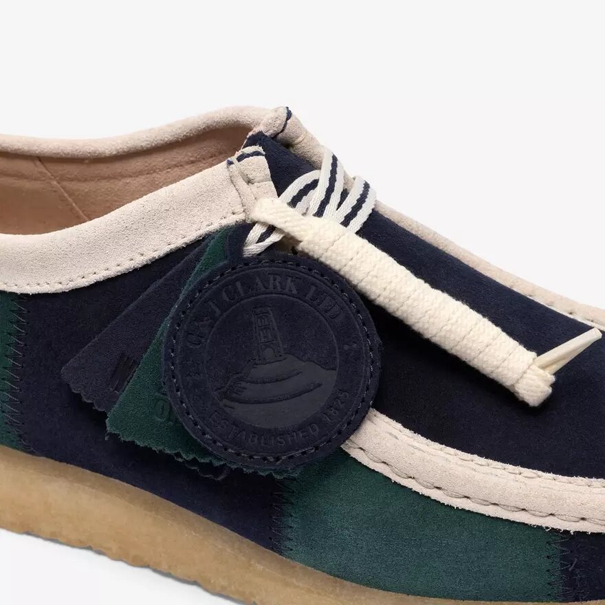 Herren-Wallabee mit blau-grünem Streifen Herren-Wallabee mit blau-grünem Streifen