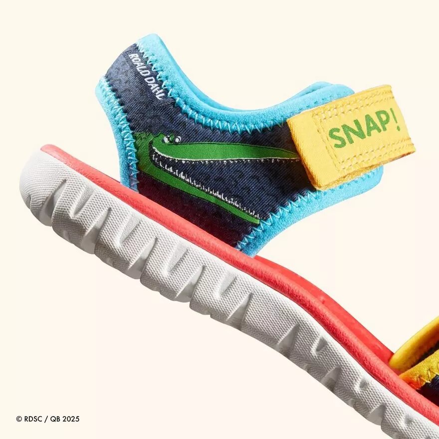 Kinder-Flache Sandalen „Surfing Ace“ mit marineblauem Print Kinder-Flache Sandalen „Surfing Ace“ mit marineblauem Print