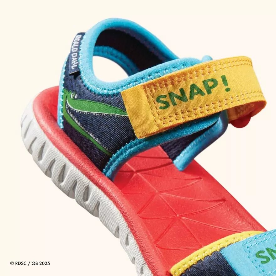 Kinder-Flache Sandalen „Surfing Ace“ mit marineblauem Print Kinder-Flache Sandalen „Surfing Ace“ mit marineblauem Print