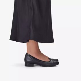 Krystine May Slip-Ons aus schwarzem Leder für Damen