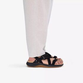 Maelynn Gem – flache Sandalen für Damen aus schwarzem Nubukleder