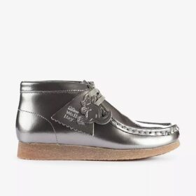 Wallabee-Stiefel für Jungen – „Big Kid“ in Silber-Lackleder