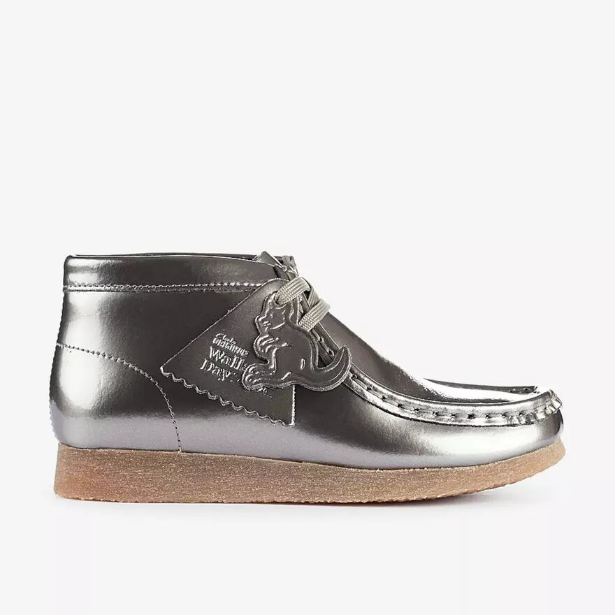 Wallabee-Stiefel für Jungen – „Big Kid“ in Silber-Lackleder Wallabee-Stiefel für Jungen – „Big Kid“ in Silber-Lackleder
