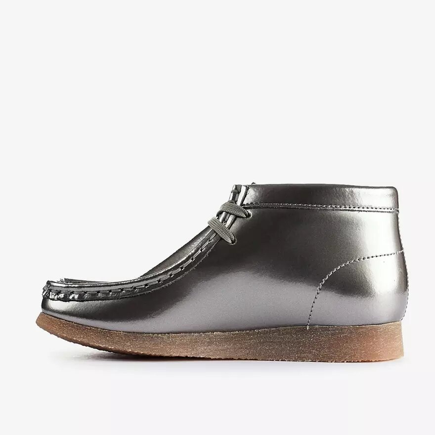Wallabee-Stiefel für Jungen – „Big Kid“ in Silber-Lackleder Wallabee-Stiefel für Jungen – „Big Kid“ in Silber-Lackleder