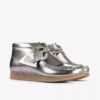 Wallabee-Stiefel für Jungen – „Big Kid“ in Silber-Lackleder Wallabee-Stiefel für Jungen – „Big Kid“ in Silber-Lackleder