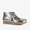 Wallabee-Stiefel für Jungen – „Big Kid“ in Silber-Lackleder Wallabee-Stiefel für Jungen – „Big Kid“ in Silber-Lackleder